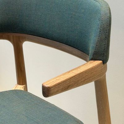Alki Orria Chair имеет удобный дизайн подлокотников 