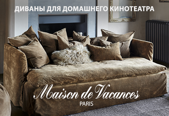 Роскошный коричневый бархатный диван с множеством плюшевых подушек, идеально подходящий для домашнего кинотеатра, представлен в хорошо освещенном современном жилом пространстве