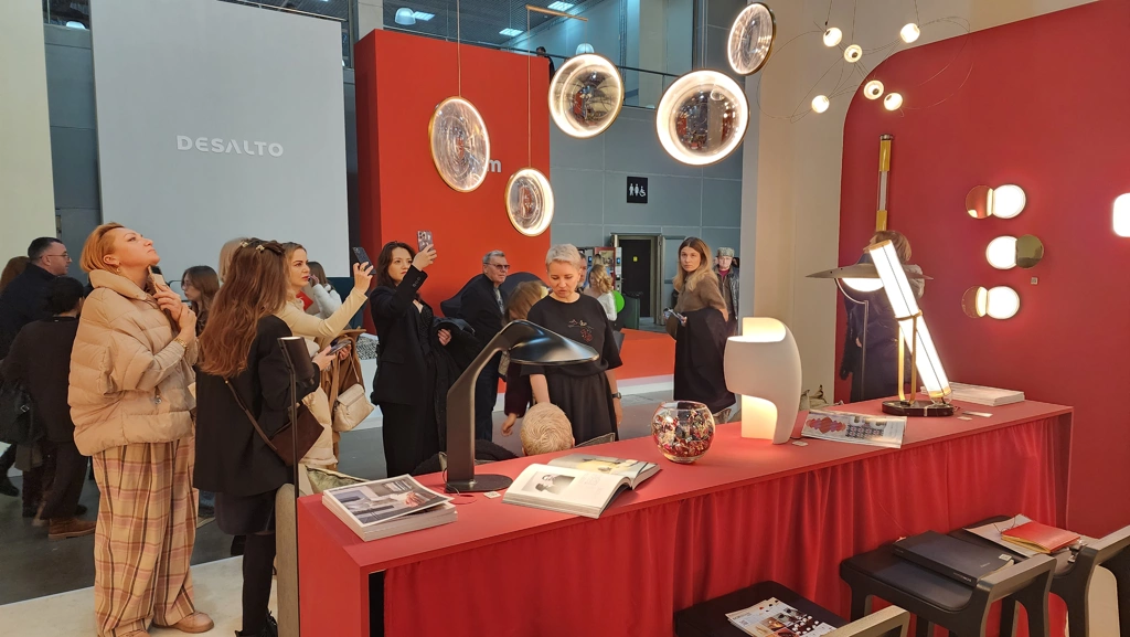 нтерьерная экспозиция Collection Alternative — гармония света и мебели премиум-дизайна на АртДом 2025